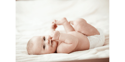Vidéo : Pourquoi éviter de placer un bébé debout trop jeune?