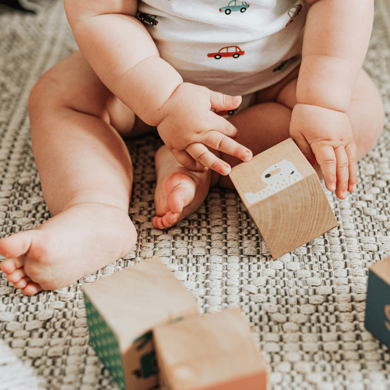 La position assise est acquise vers l'âge de 6 mois chez le bébé.